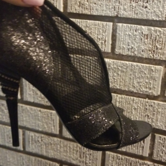 Can't walk in them - Picture 2 of 3